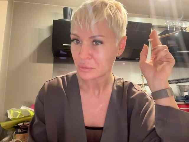 NIKOLE_Censori webcam