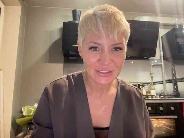 NIKOLE_Censori webcam