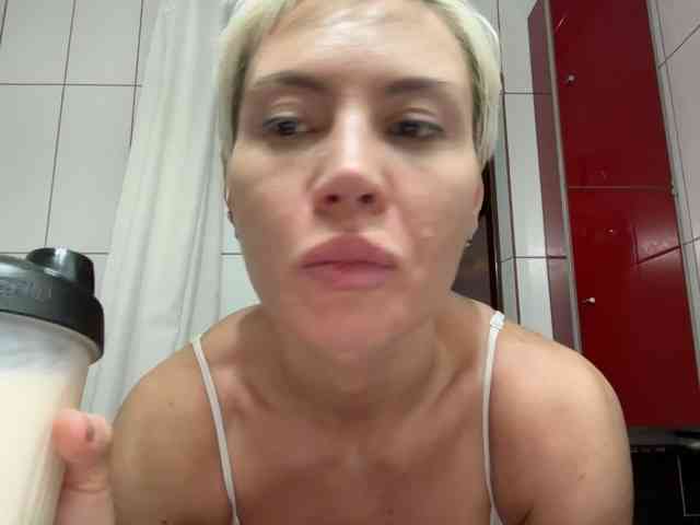 Nikole_Censori webcam