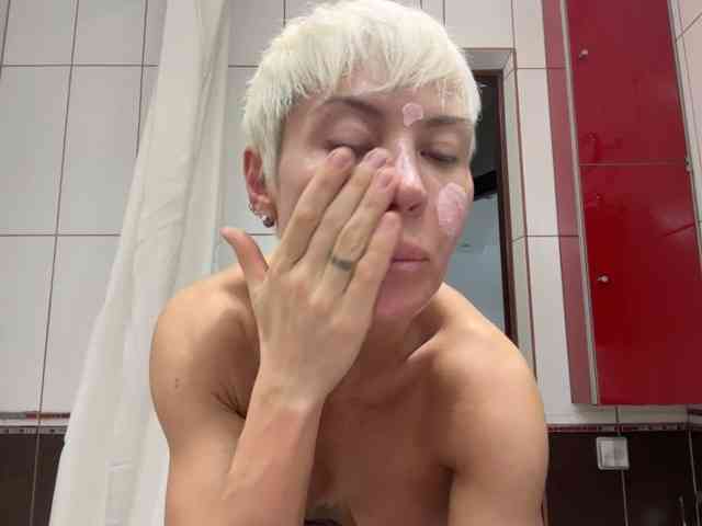 NIKOLE_Censori webcam