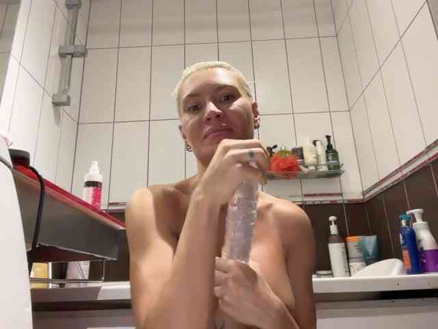 NIKOLE_Censori webcam