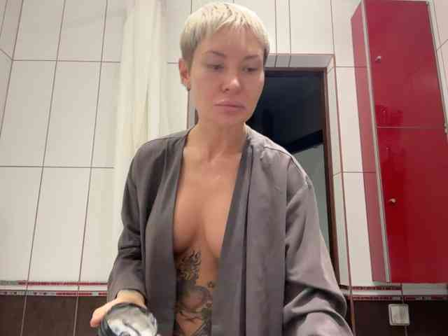 NIKOLE_Censori webcam