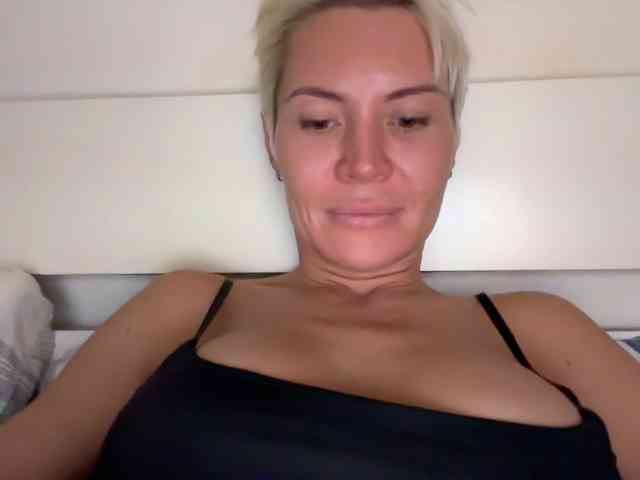 NIKOLE_Censori webcam