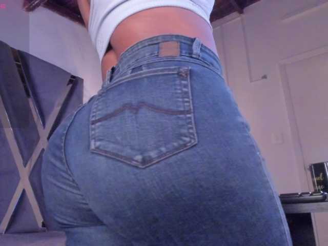 strong-girl's BongaCams show and profile