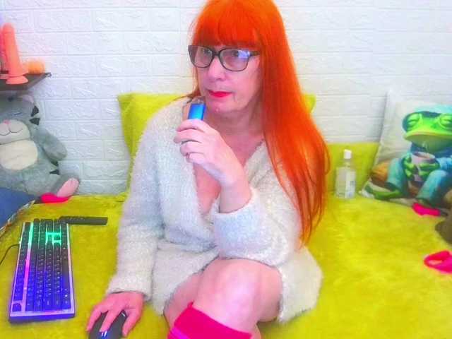 FoxyMature's BongaCams show and profile