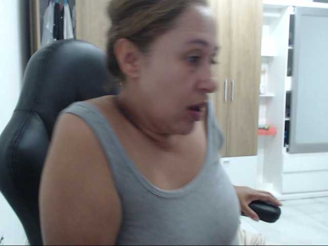 RoxanaMilf live cam profile