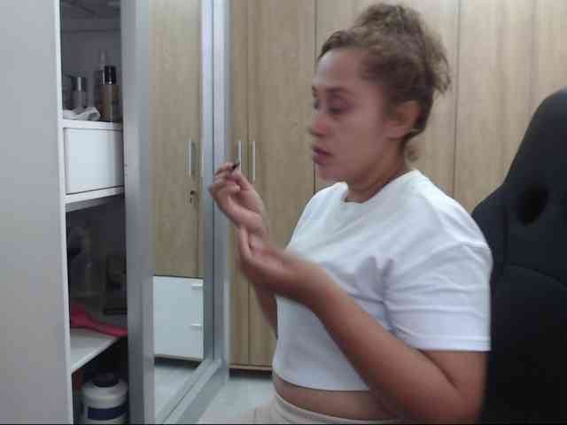 RoxanaMilf webcam