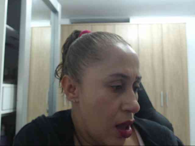 RoxanaMilf webcam