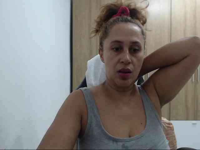 RoxanaMilf webcam