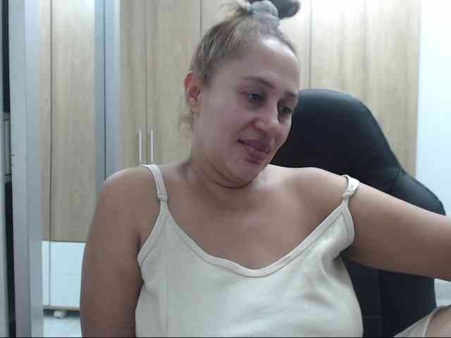 RoxanaMilf webcam