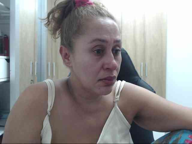 RoxanaMilf webcam