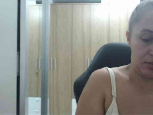 RoxanaMilf webcam