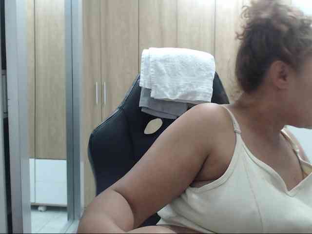 RoxanaMilf webcam