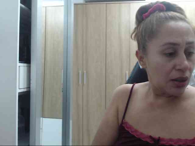 RoxanaMilf webcam
