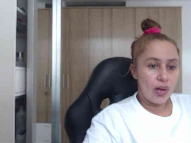 RoxanaMilf webcam
