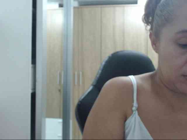 RoxanaMilf webcam