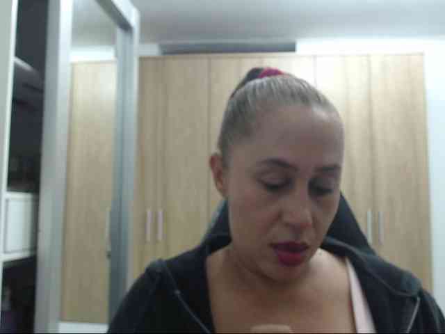 RoxanaMilf webcam