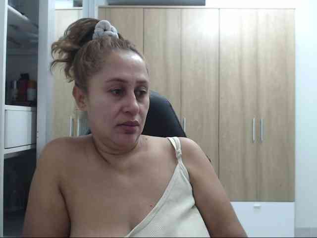 RoxanaMilf webcam