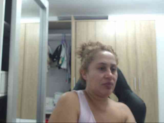 RoxanaMilf webcam
