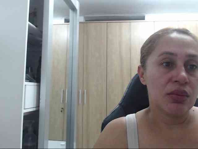 RoxanaMilf webcam