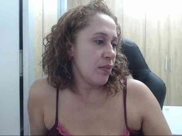 RoxanaMilf webcam