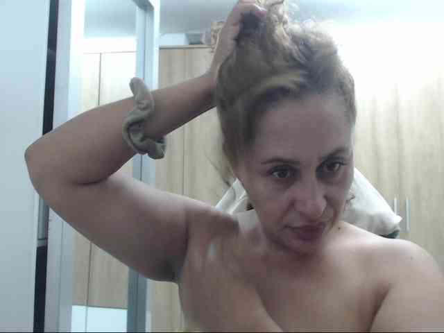 RoxanaMilf webcam