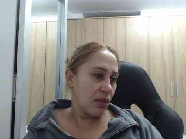 RoxanaMilf webcam