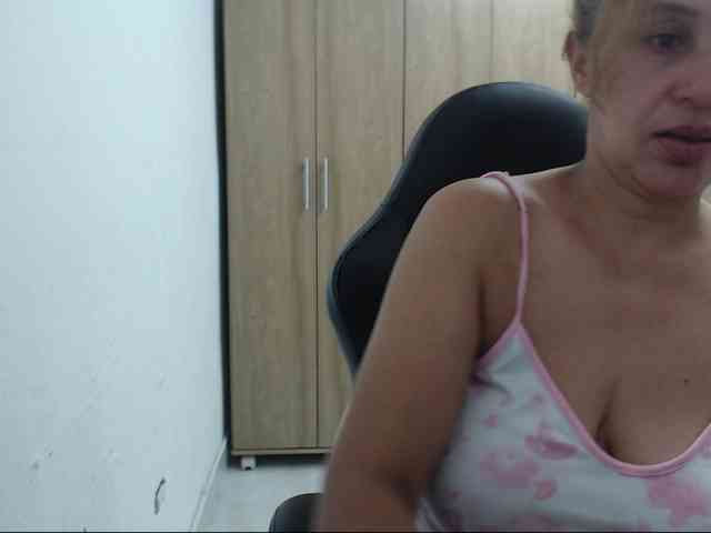 RoxanaMilf webcam