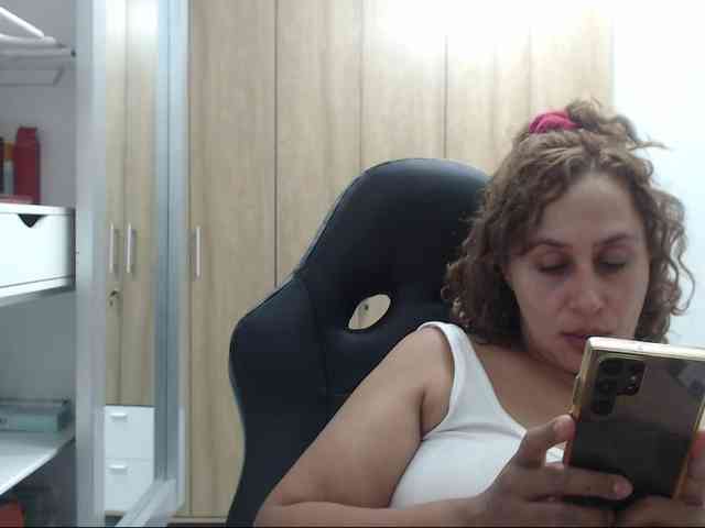 RoxanaMilf webcam