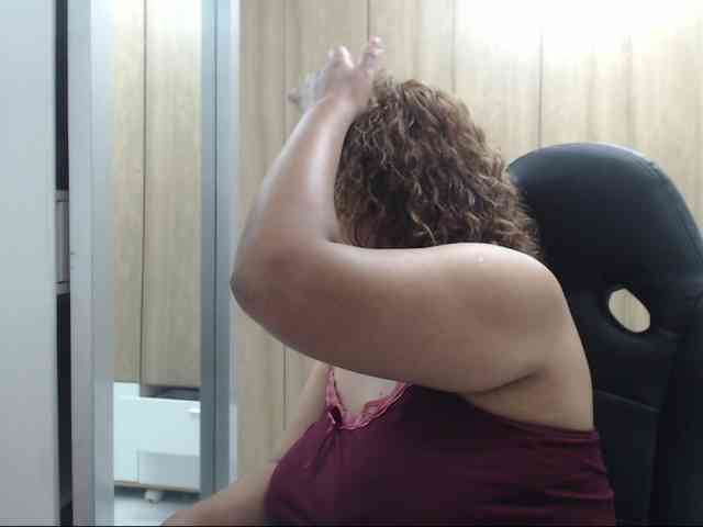 RoxanaMilf webcam