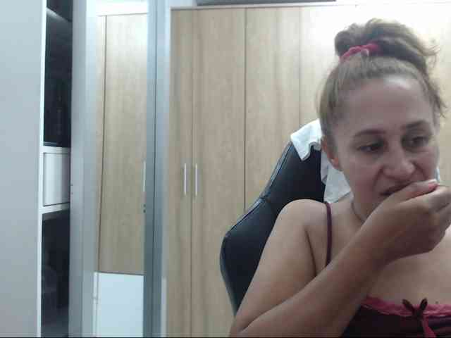 RoxanaMilf webcam