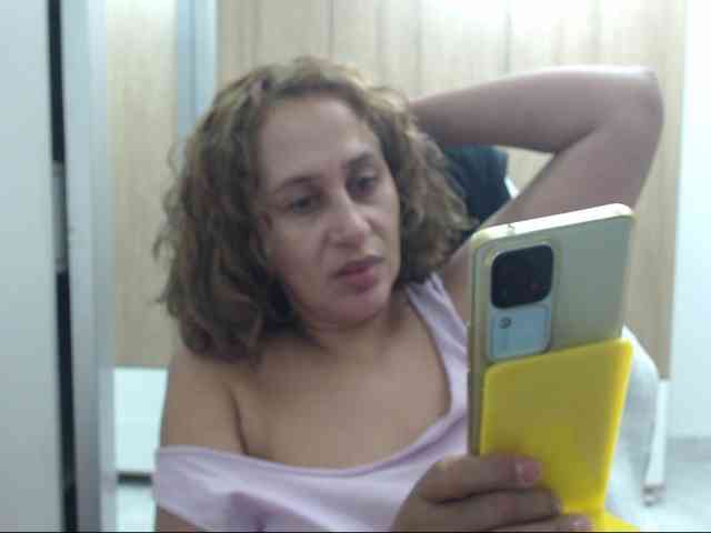 RoxanaMilf webcam