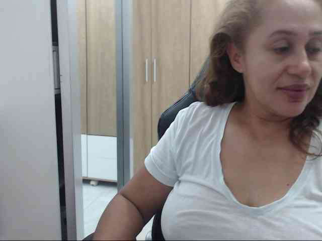 RoxanaMilf webcam