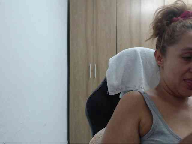 RoxanaMilf webcam