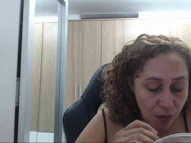 RoxanaMilf webcam