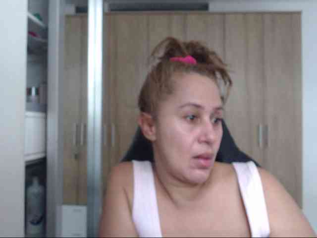 RoxanaMilf webcam