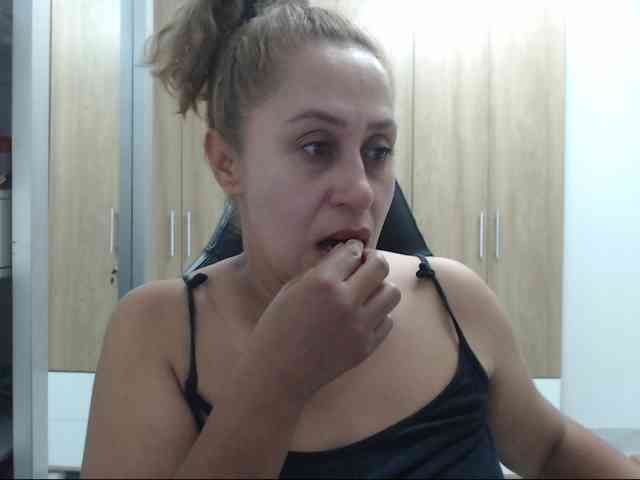 RoxanaMilf webcam