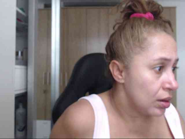 RoxanaMilf webcam