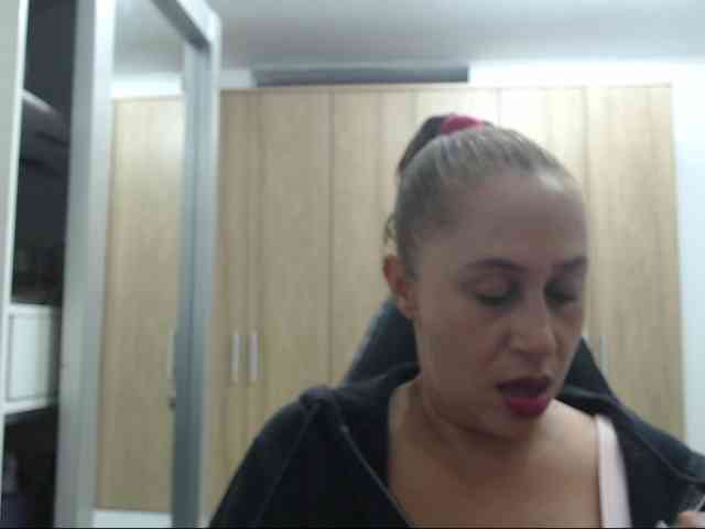 RoxanaMilf webcam