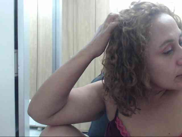 RoxanaMilf webcam