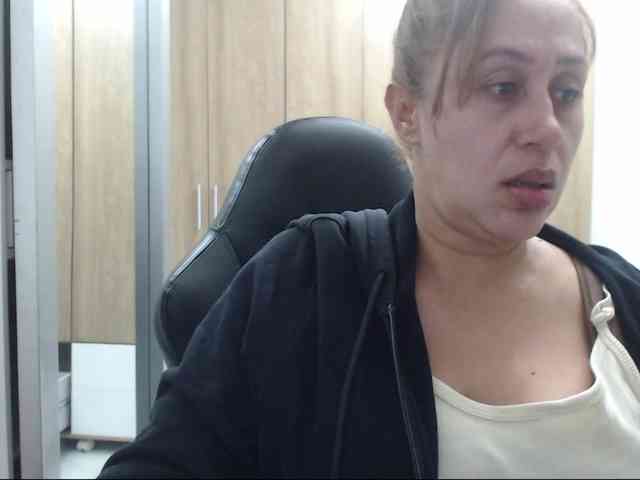 RoxanaMilf webcam