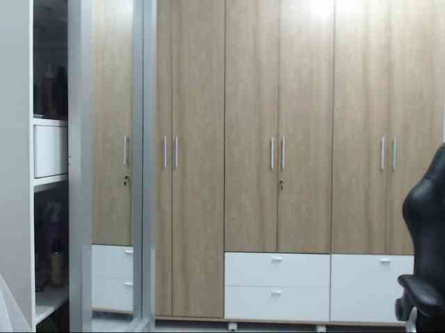RoxanaMilf webcam