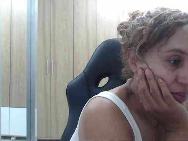 RoxanaMilf webcam