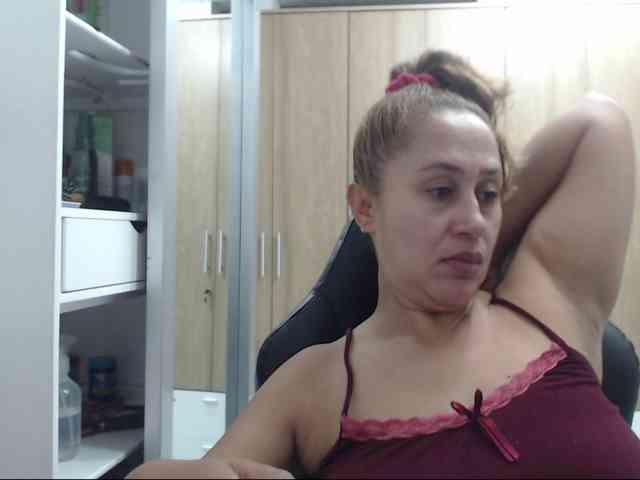 RoxanaMilf webcam