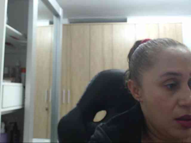 RoxanaMilf webcam