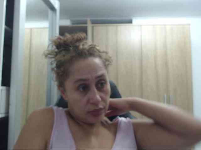RoxanaMilf webcam