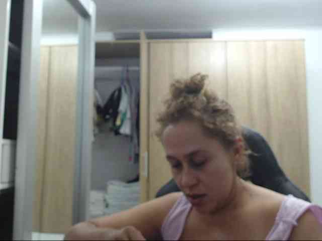 RoxanaMilf webcam