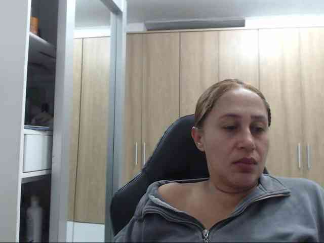 RoxanaMilf webcam
