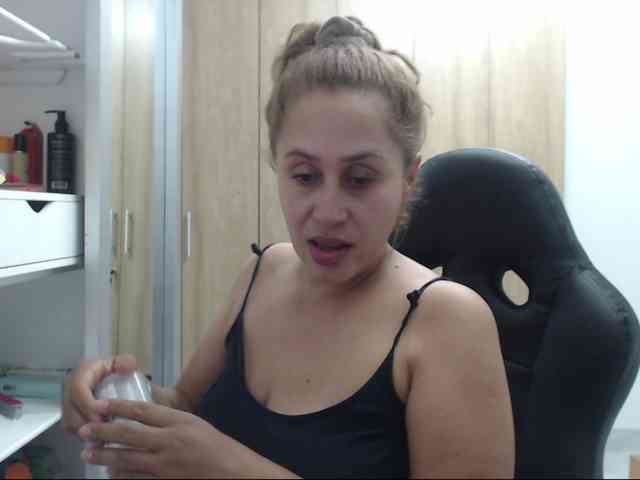 RoxanaMilf webcam