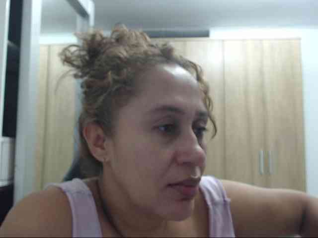 RoxanaMilf webcam